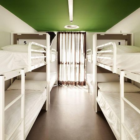 Amistat Beach Hostel Barcelona Bagian luar foto