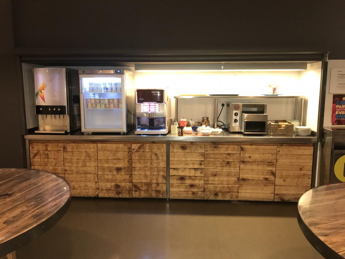 Amistat Beach Hostel Barcelona Bagian luar foto