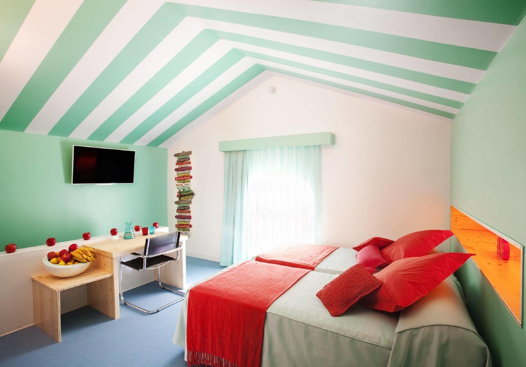 Amistat Beach Hostel Barcelona Bagian luar foto
