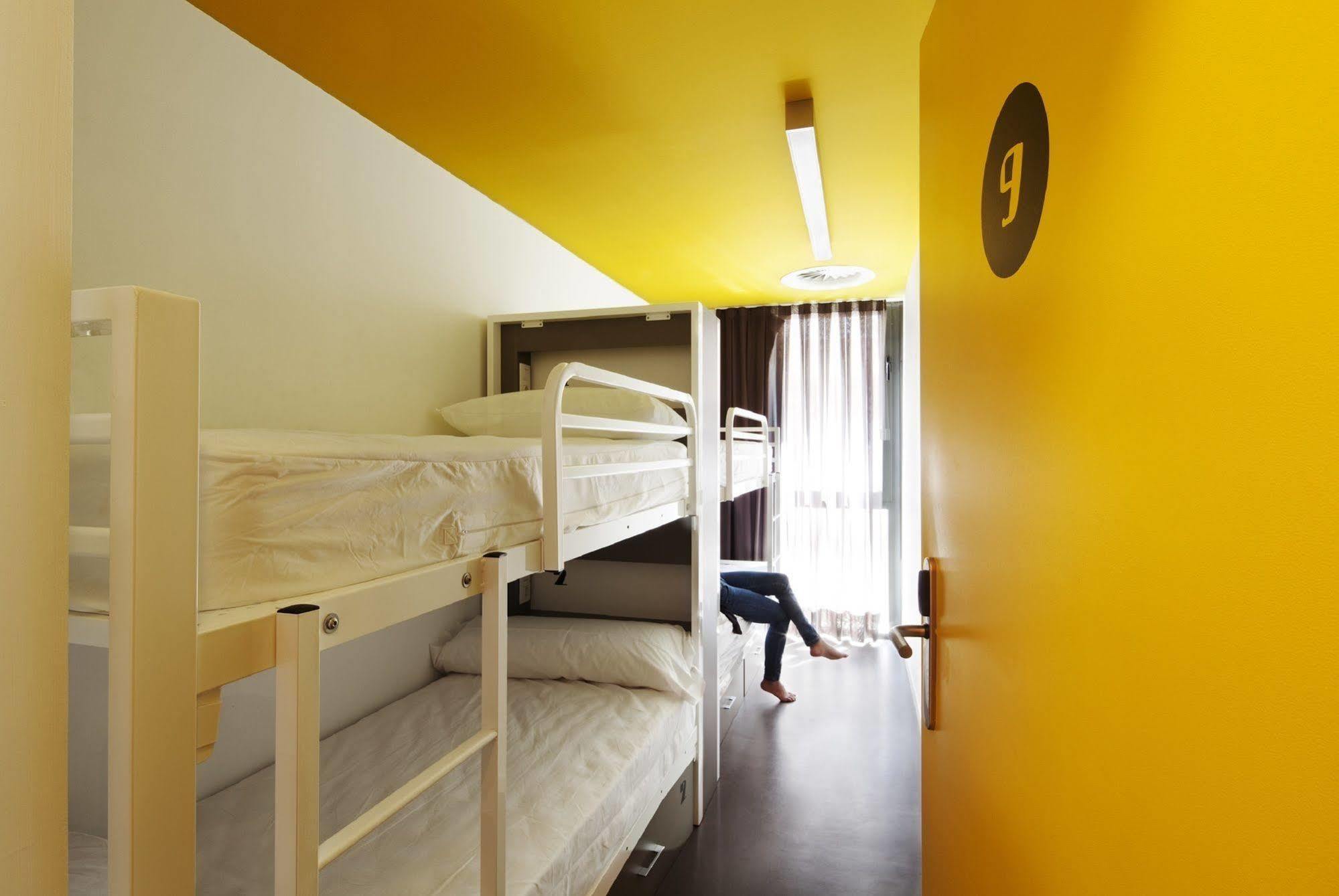 Amistat Beach Hostel Barcelona Bagian luar foto