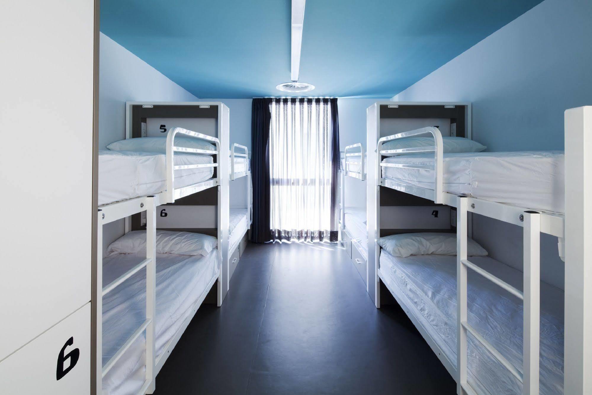 Amistat Beach Hostel Barcelona Bagian luar foto