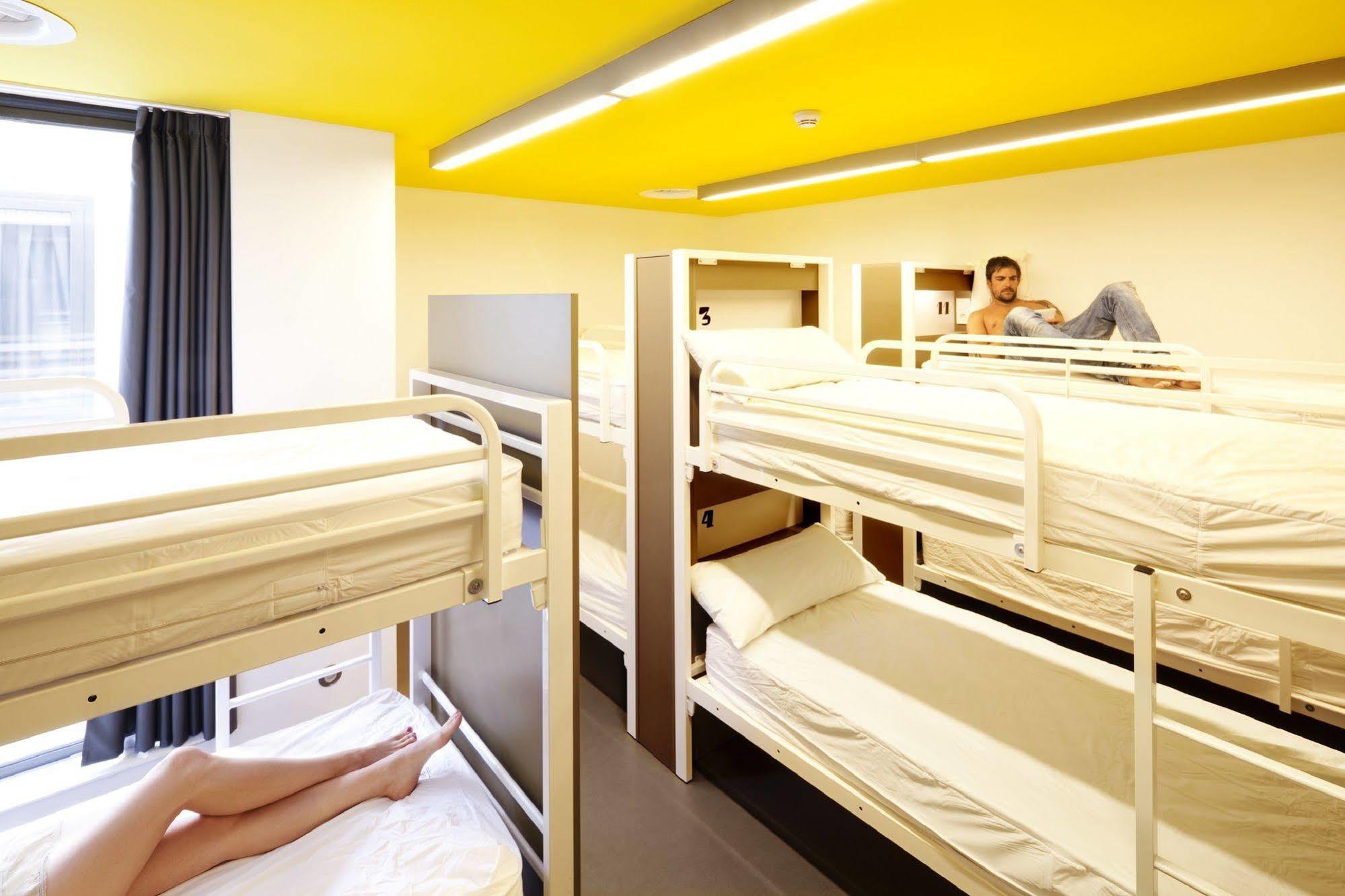 Amistat Beach Hostel Barcelona Bagian luar foto