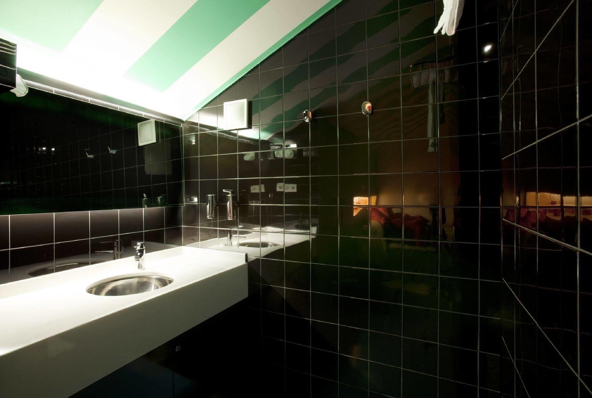 Amistat Beach Hostel Barcelona Bagian luar foto