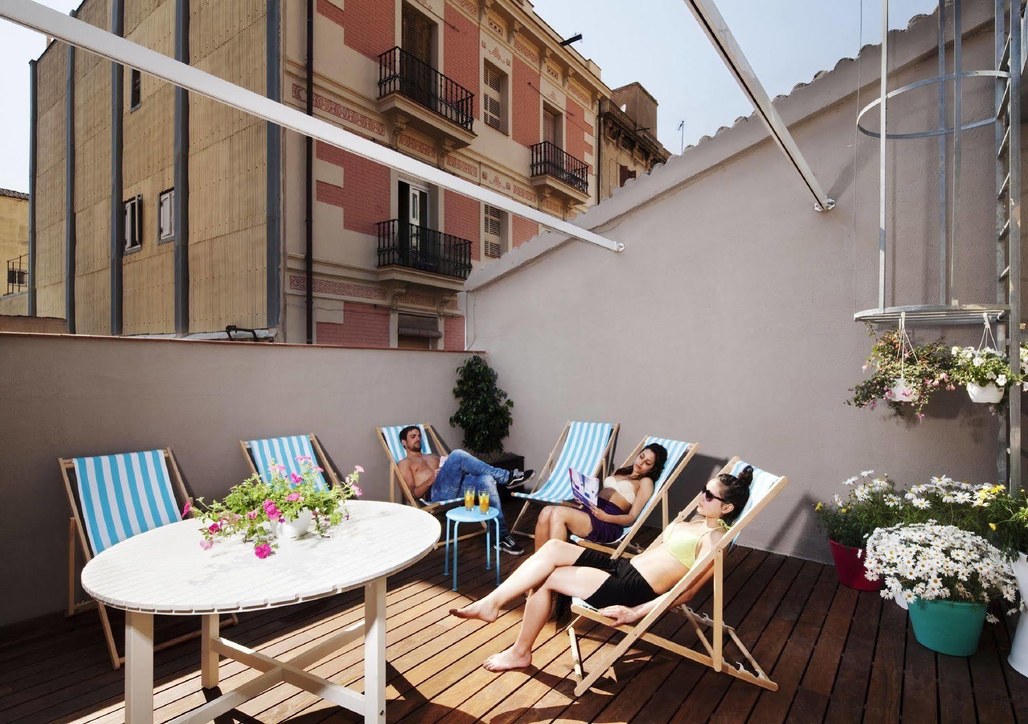 Amistat Beach Hostel Barcelona Bagian luar foto