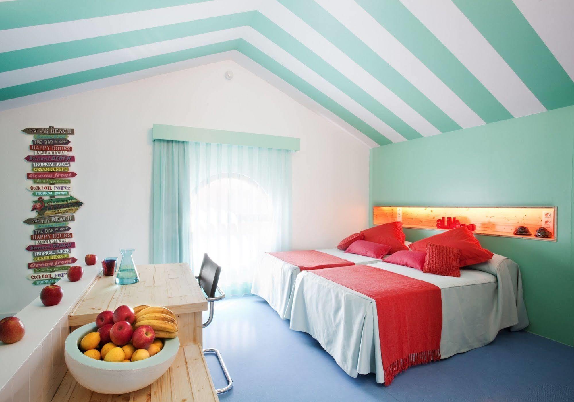 Amistat Beach Hostel Barcelona Bagian luar foto
