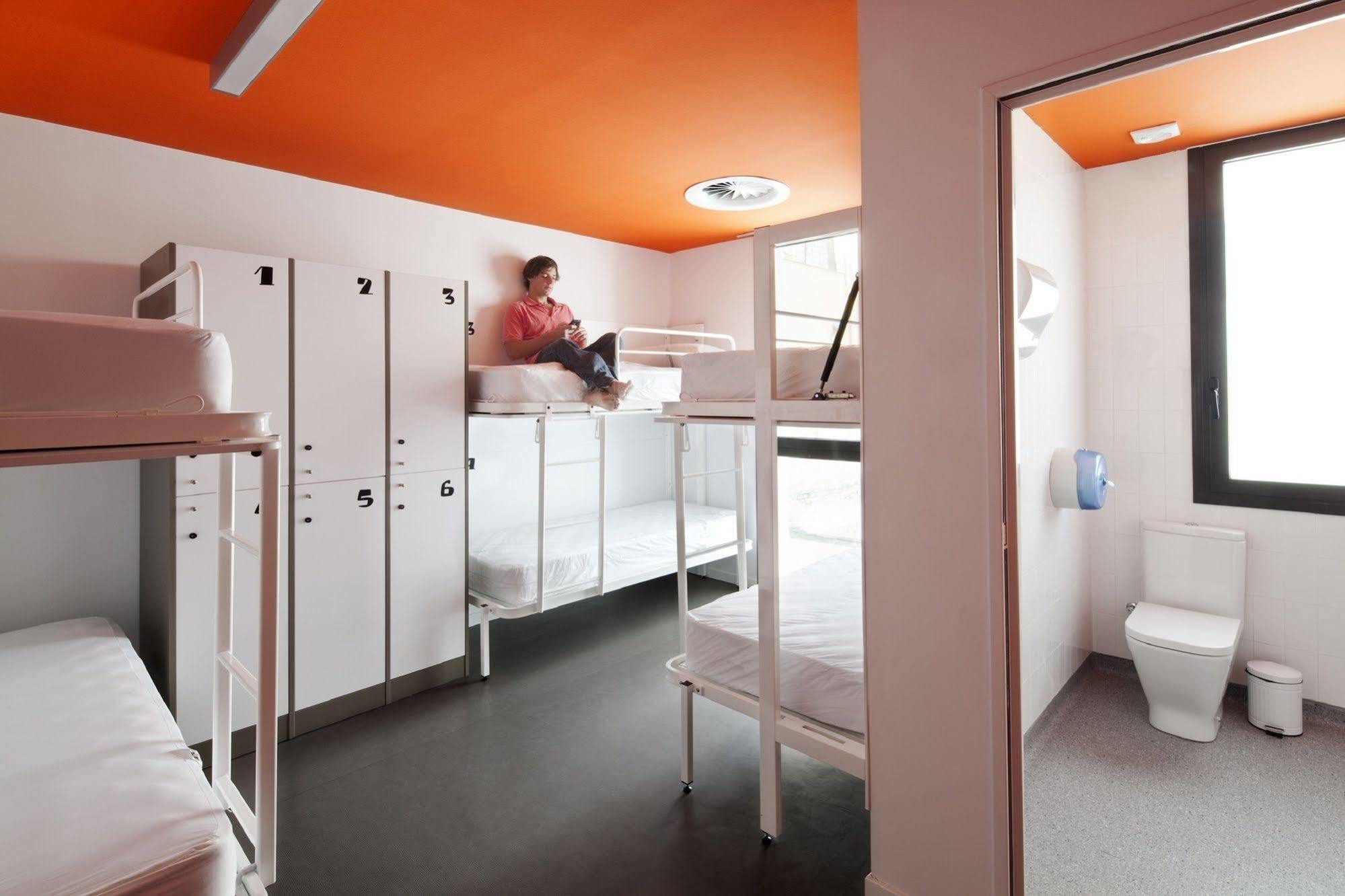 Amistat Beach Hostel Barcelona Bagian luar foto