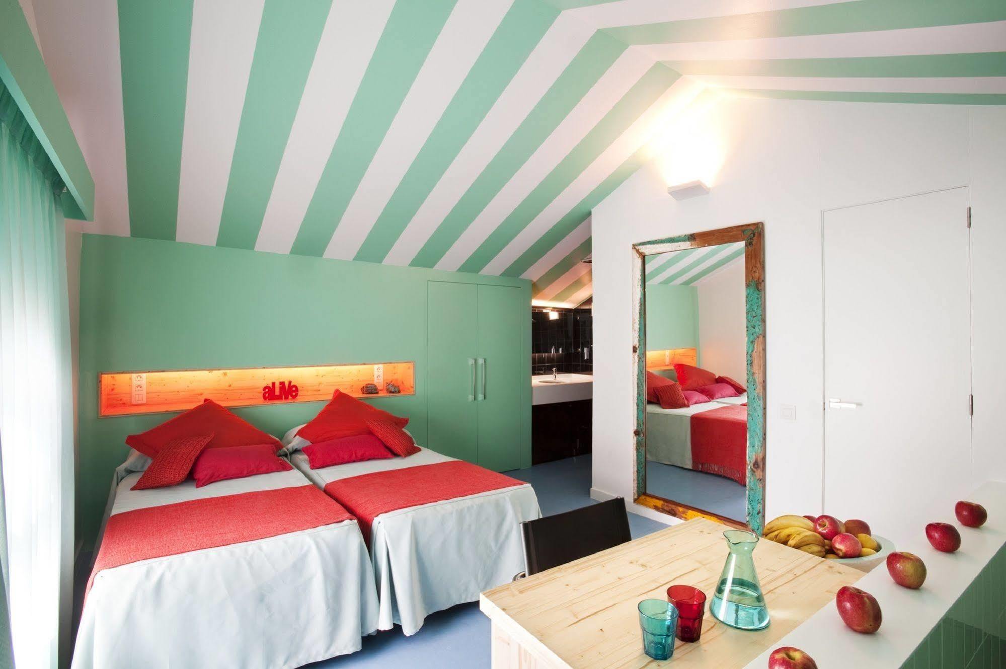 Amistat Beach Hostel Barcelona Bagian luar foto