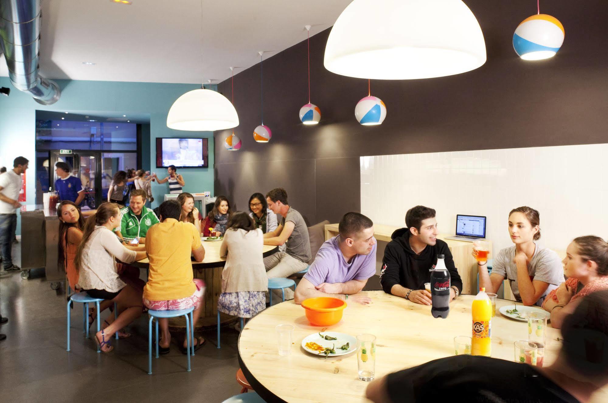 Amistat Beach Hostel Barcelona Bagian luar foto