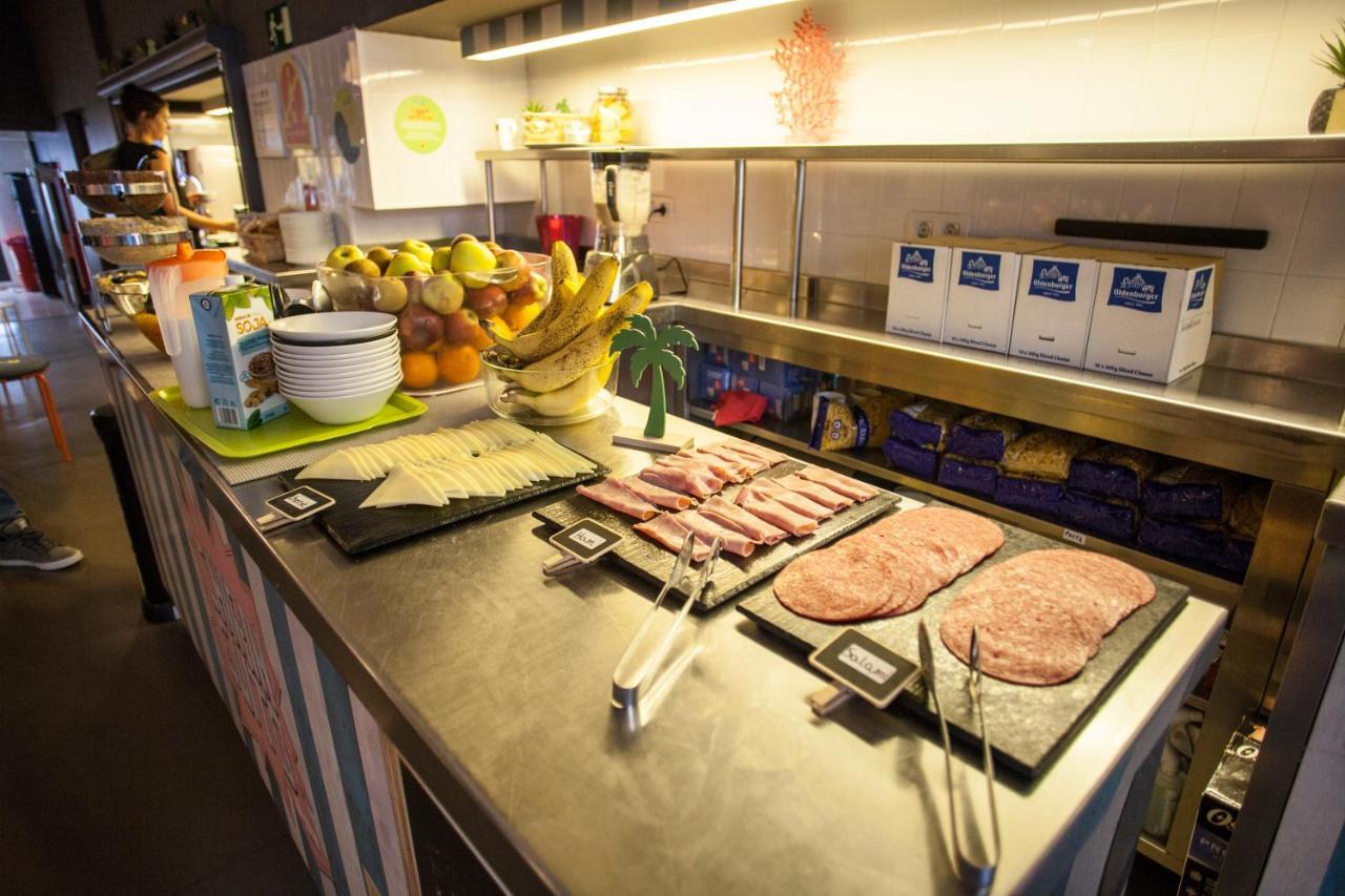 Amistat Beach Hostel Barcelona Bagian luar foto
