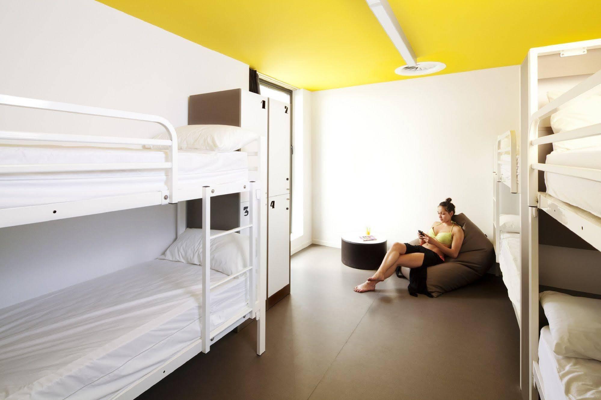 Amistat Beach Hostel Barcelona Bagian luar foto