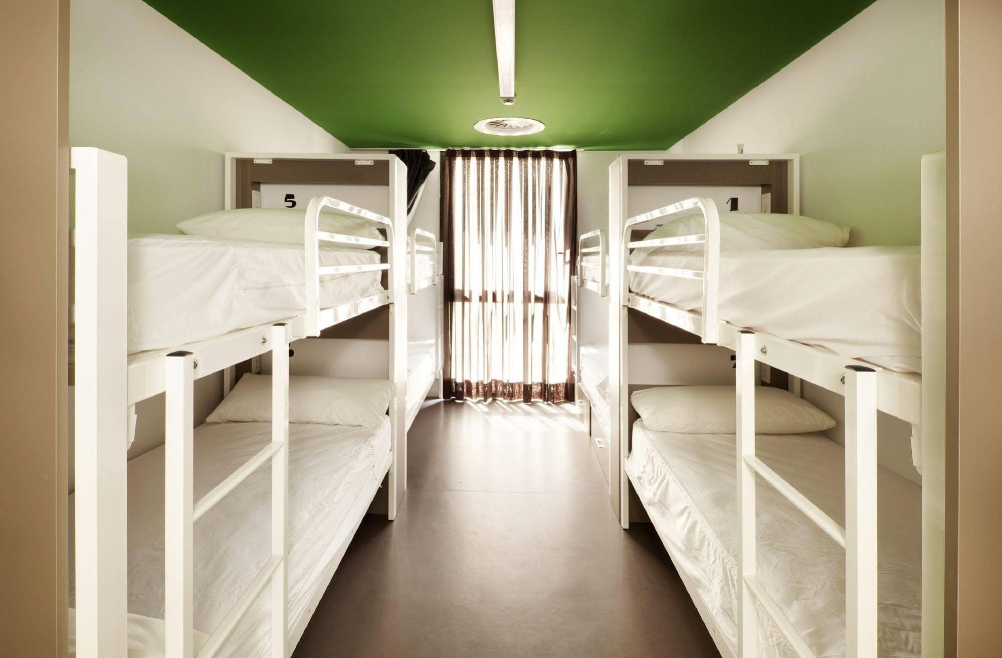 Amistat Beach Hostel Barcelona Bagian luar foto